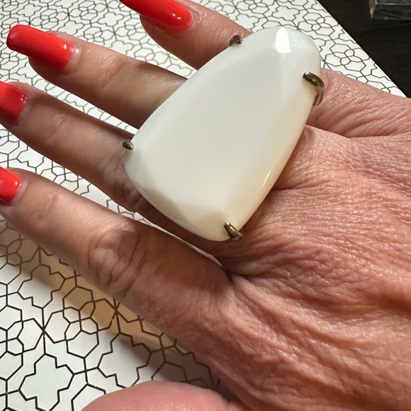 GUC Kendra Scott Vintage Tela ring in gold and white, size 7 - Picture 3 of 3